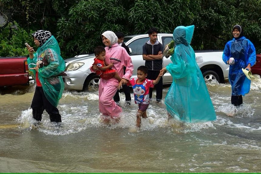 น้ำท่วมกระทบบ้านเรือนหลายหมื่นหลังในภาคใต้ของประเทศไทย
