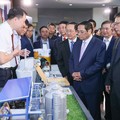 Thủ tướng tham quan và nghe giới thiệu mô hình kinh tế tuần hoàn từ chất thải - một sản phẩm của Viện Hàn lâm khoa học công nghệ Việt Nam nghiên cứu. Ảnh: VGP.