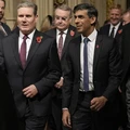 Thủ tướng Anh Rishi Sunak và lãnh đạo Công Đảng Anh Keir Starmer tại Cung điện Westminster, London tháng 11/2023. Ảnh: AP
