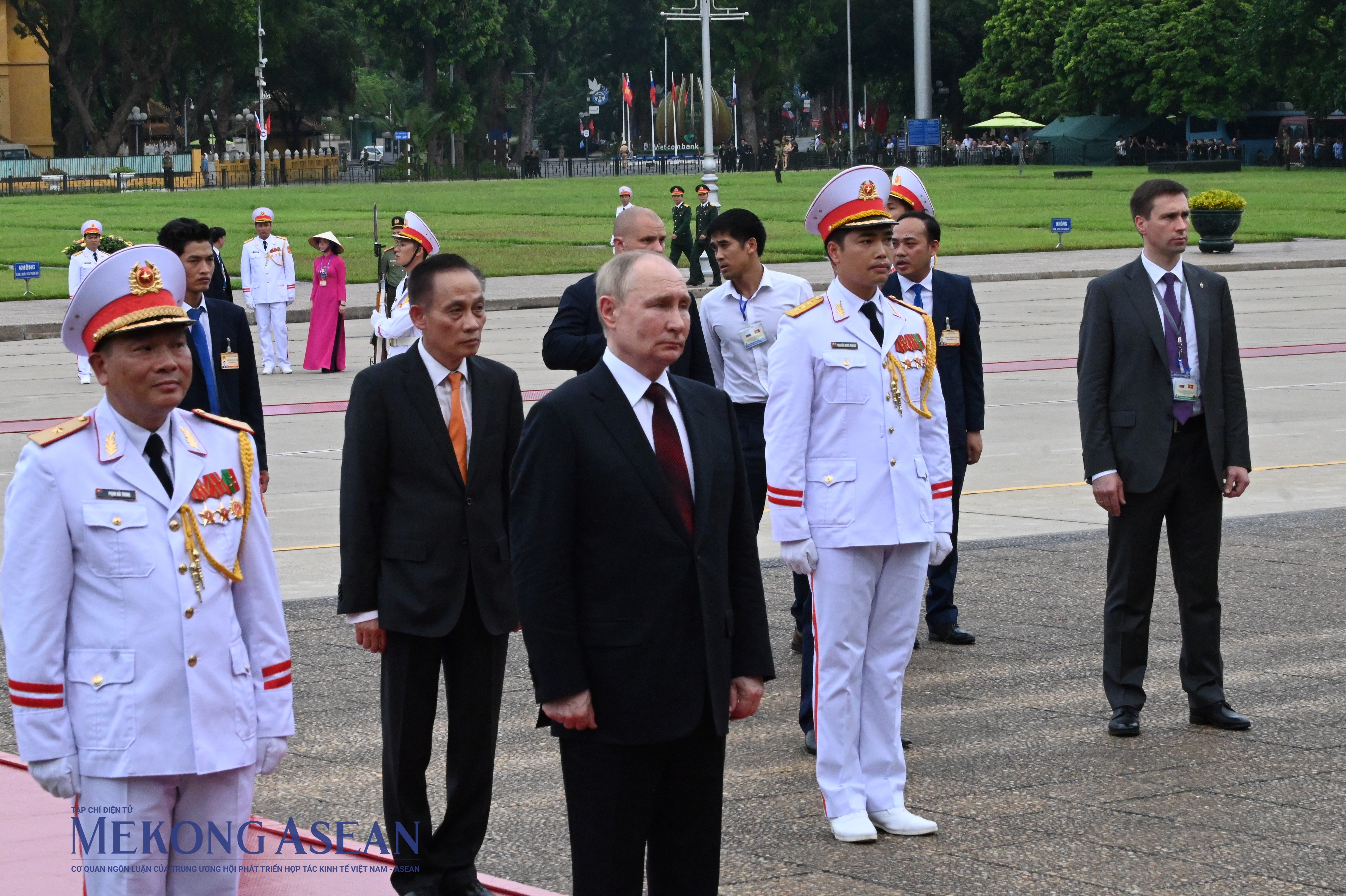 Tổng thống Vladimir Putin viếng Lăng viếng Chủ tịch Hồ Chí Minh. Ảnh: Đỗ Thảo - Mekong ASEAN