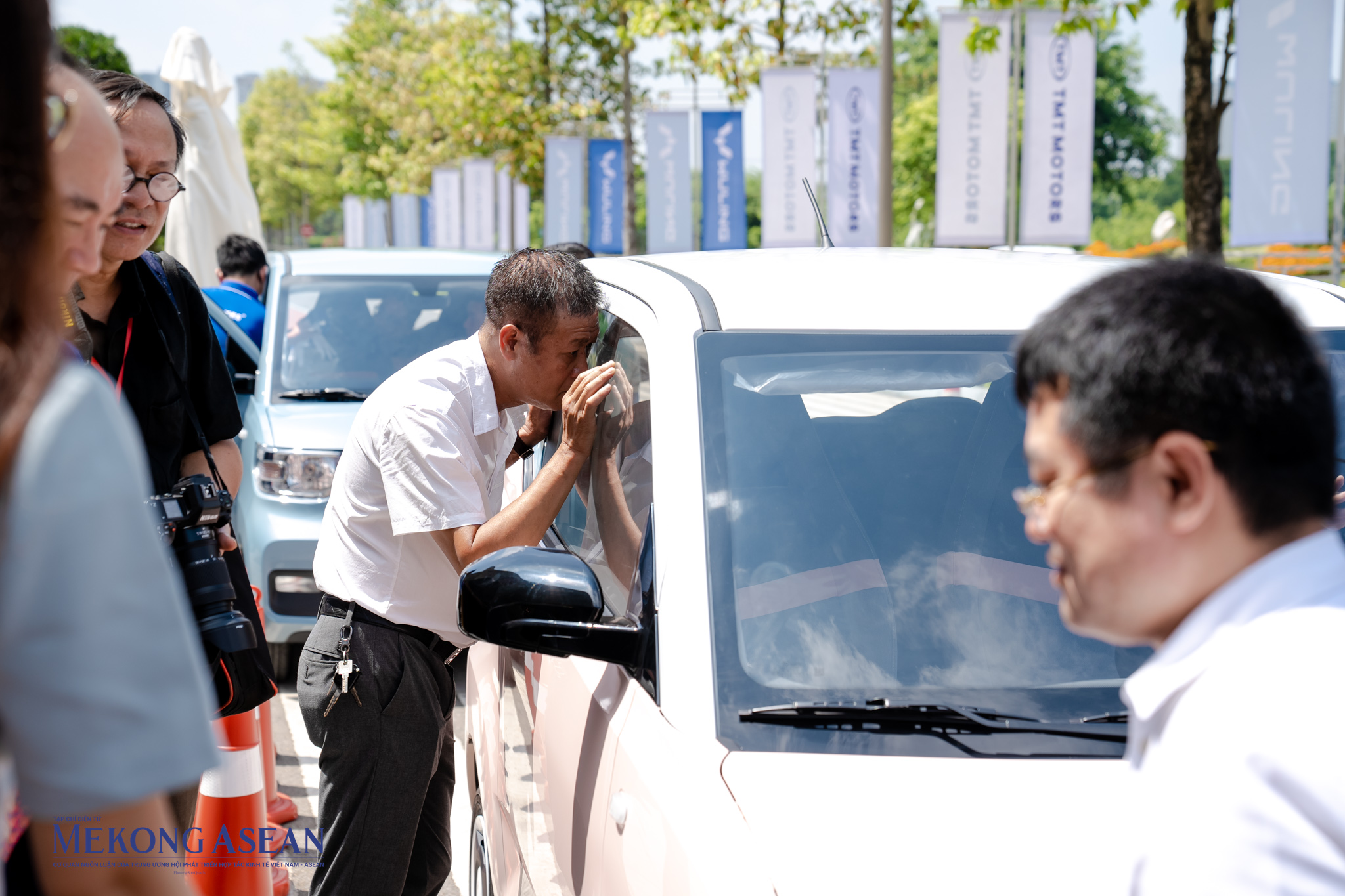 Sáng ngày 29/6 tại Hà Nội, mẫu xe Wuling Hongguang Mini EV chính thức ra mắt và lái thử, thu hút nhiều khách hàng đăng ký trải nghiệm. 