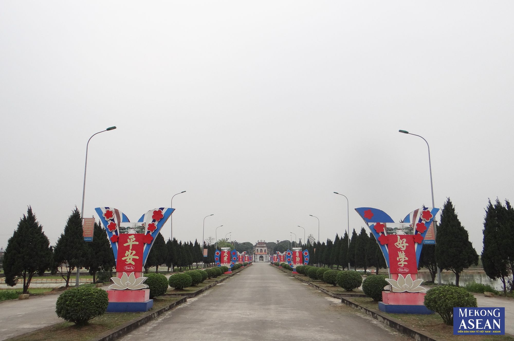 Văn miếu Mao Điền cách quốc lộ 5A chừng 200 mét, thuận lợi về giao thông và cách thủ đô Hà Nội 42 km về phía Đông, cách trung tâm thành phố Hải Dương 16km về phía Tây.