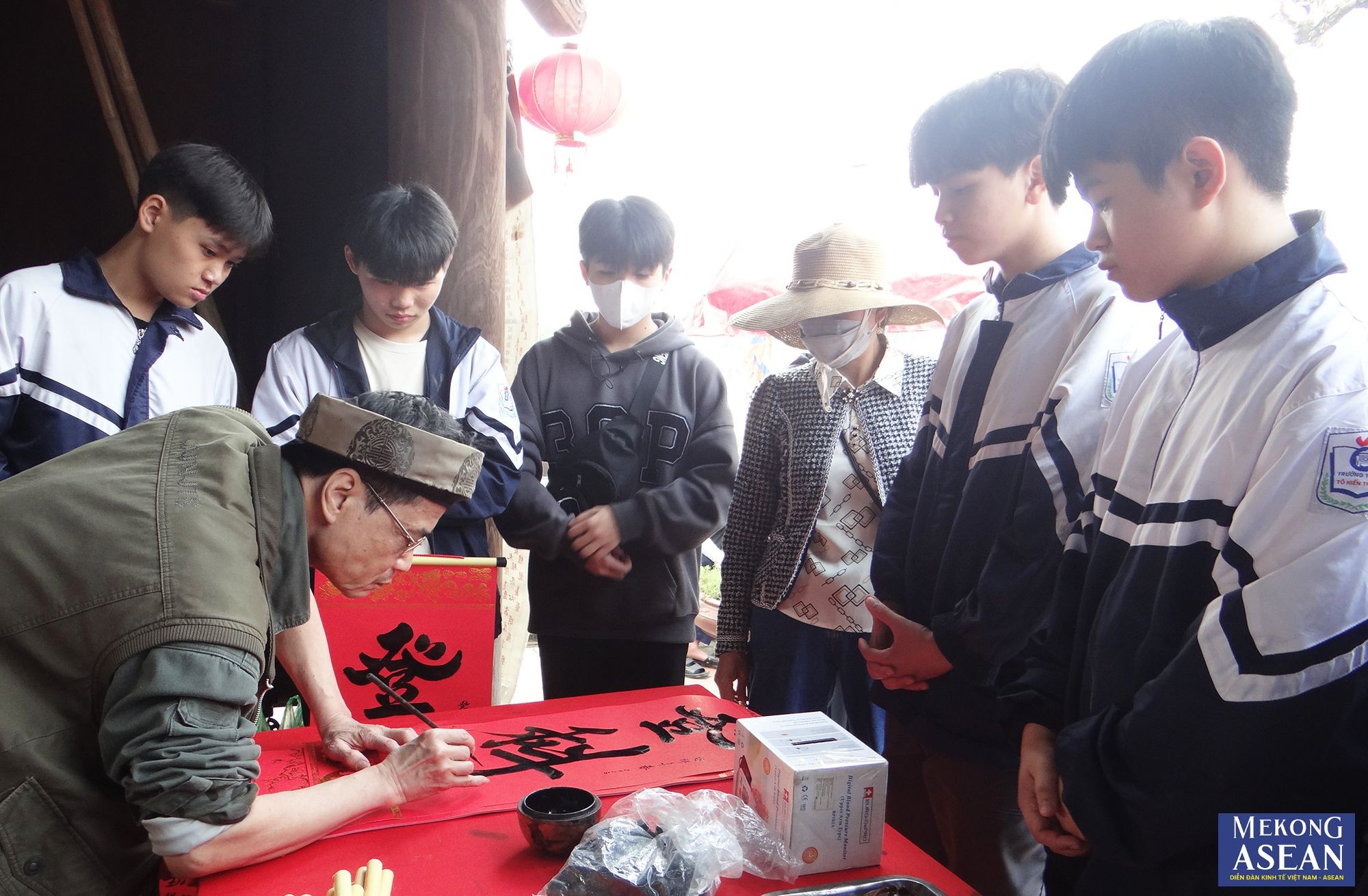 Các em học sinh, sinh viên đến xin chữ thầy đồ tại di tích Văn miếu Mao Điền, với mong muốn học hành tiến bộ, thi cử đỗ đạt.