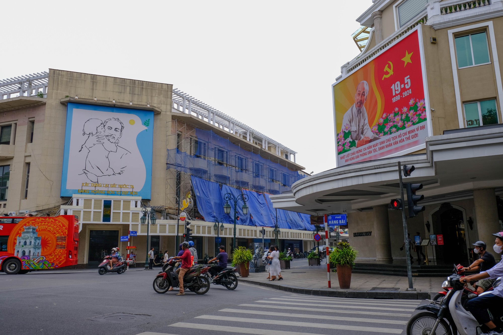 Phố phường khu trung tâm Hà Nội được trang hoàng băng rôn, áp phích, cờ đỏ sao vàng kỷ niệm 134 năm ngày sinh Chủ tịch Hồ Chí Minh (19/5/1890-19/5/2024). Ảnh: Lê An/Mekong ASEAN.