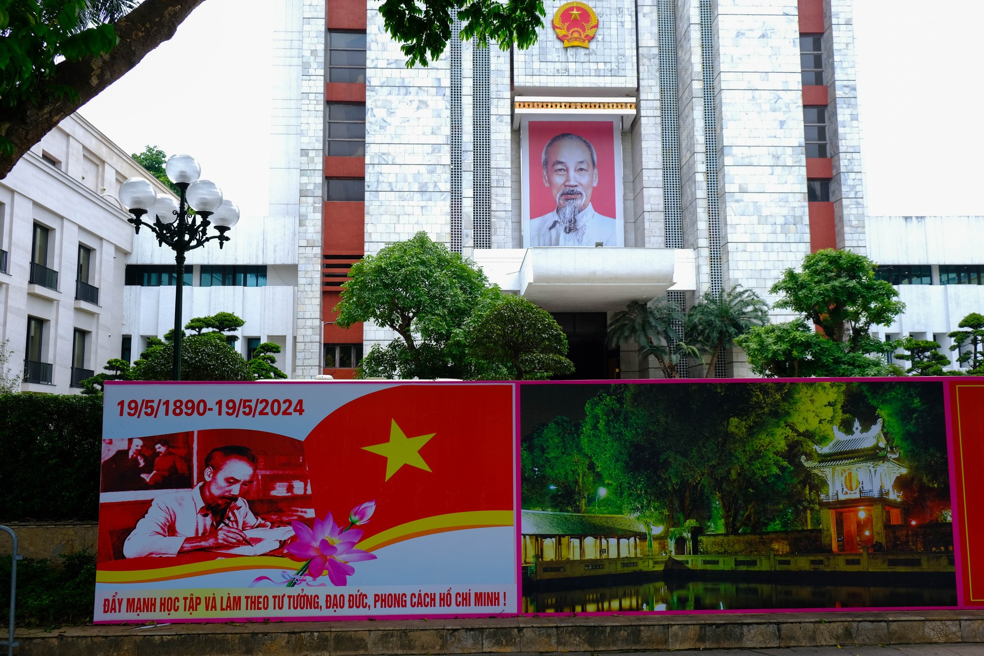Tấm ảnh Bác Hồ đang làm việc in cỡ lớn tại trụ sở UBND Thành phố Hà Nội. Ảnh: Lê An/Mekong ASEAN.