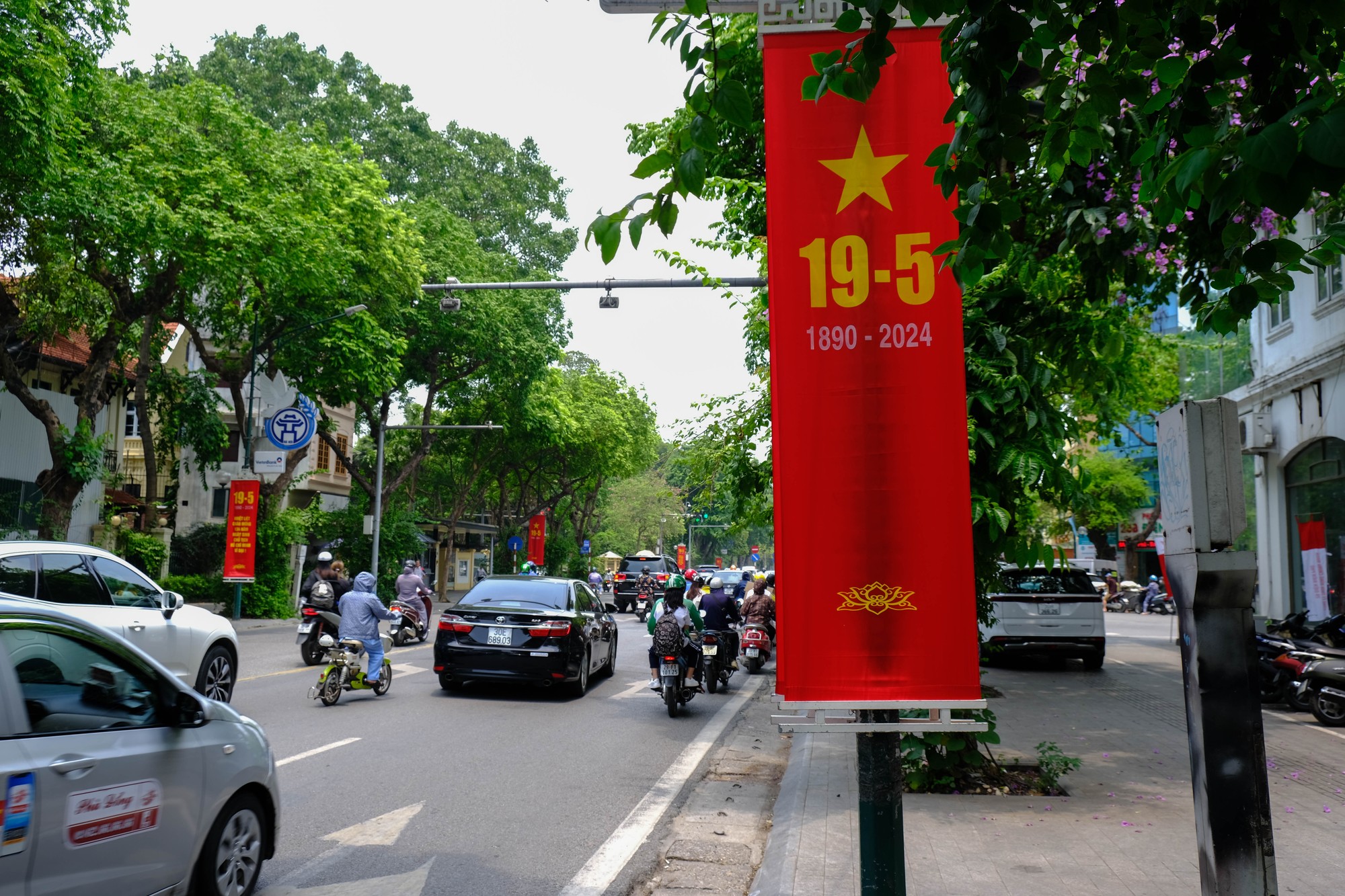 Không khí chào mừng 134 năm ngày sinh Chủ tịch Hồ Chí Minh xuất hiện khắp các đường phố thủ đô. Ảnh: Lê An/Mekong ASEAN.