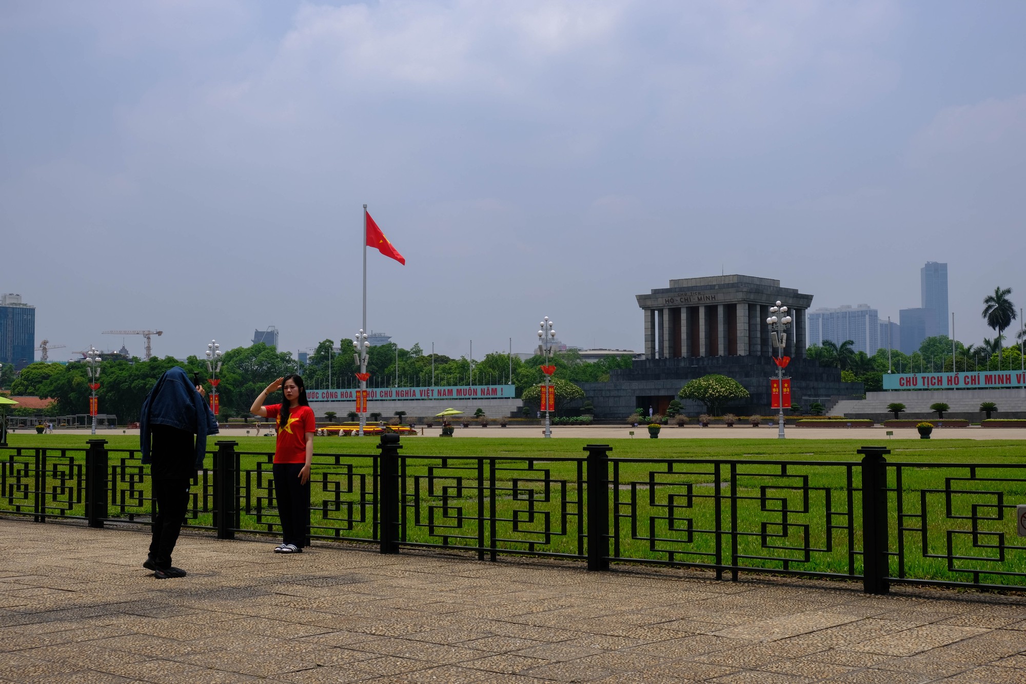 Chị Mai, một khách du lịch từ TP HCM tới thăm Hà Nội dịp này chia sẻ rằng chị không khỏi xúc động khi đúng dịp sinh nhật Hồ Chủ tịch được có mặt tại Lăng Bác. Ảnh: Lê An/Mekong ASEAN.
