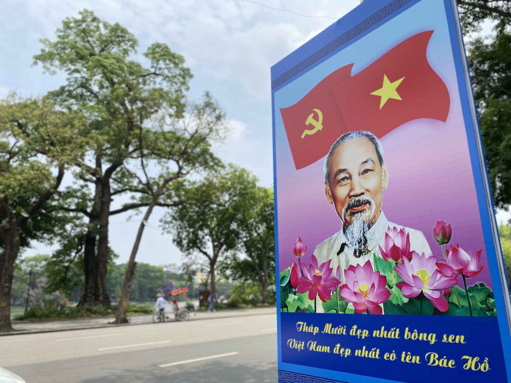 Những biểu ngữ thể hiện niềm tự hào như &quot;Tháp Mười đẹp nhất bông sen/Việt Nam đẹp nhất có tên bác Hồ&quot; được in ở tấm pano lớn treo dọc các tuyến phố lớn. Ảnh: Lê An/Mekong ASEAN.