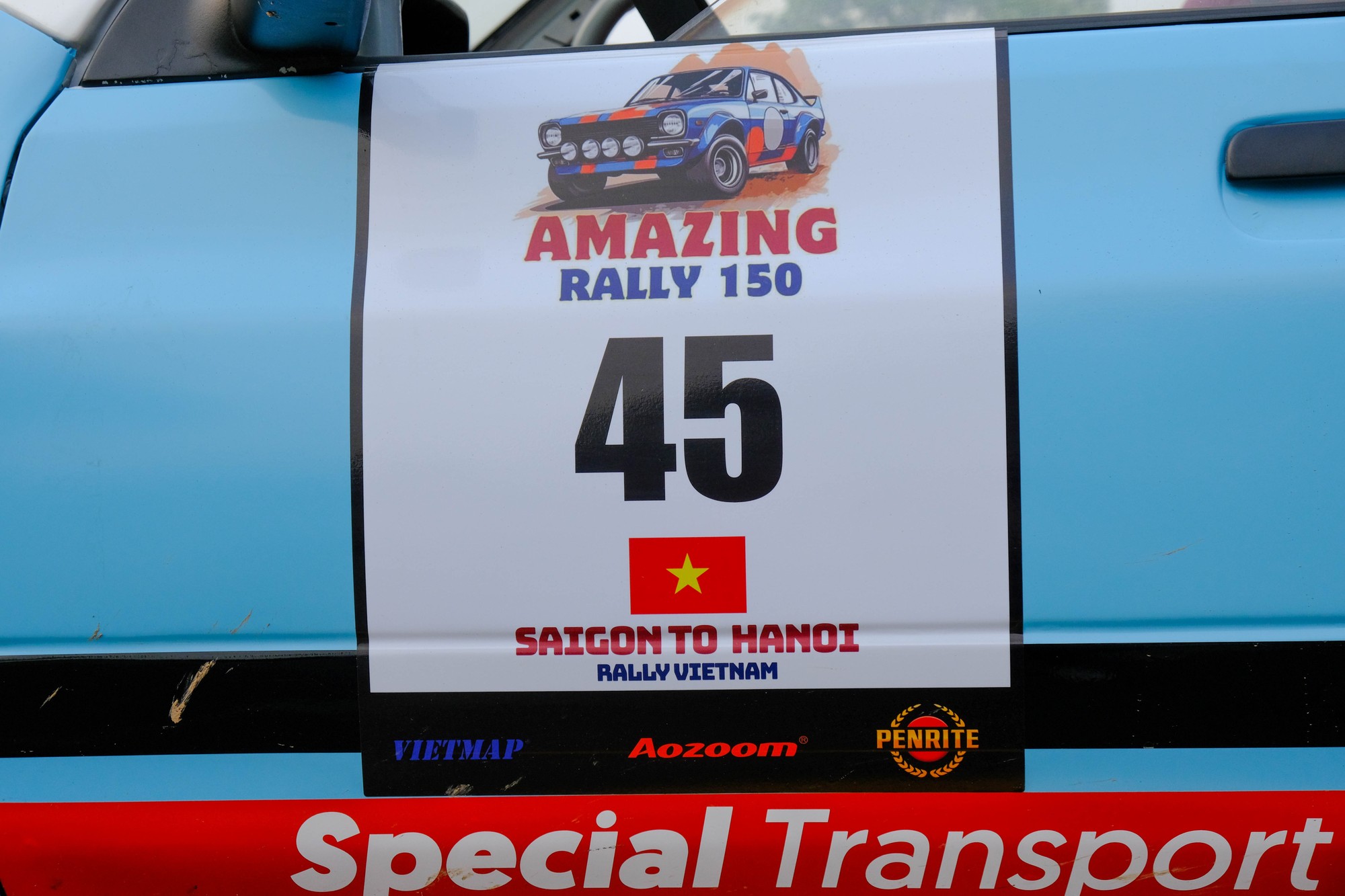 Biển hiệu của chiếc KIA Pride CD5 trong hành trình Amazing Rally 150. Ảnh: Lê An/Mekong ASEAN.
