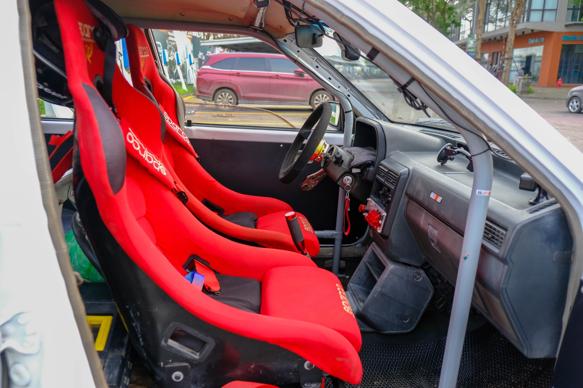 Vì được định vị trở thành một chiếc xe đua, nên phần nội thất bên trong xe tập trung vào khả năng vận hành. Nổi bật là hai ghế trước của thương hiệu Sparco với dây đai an toàn 6 điểm được lắp từ chiếc Mitsubishi Triton của đội đua AKA Racing từng tham dự 3 giải AXCR. Ảnh: Lê An/Mekong ASEAN.