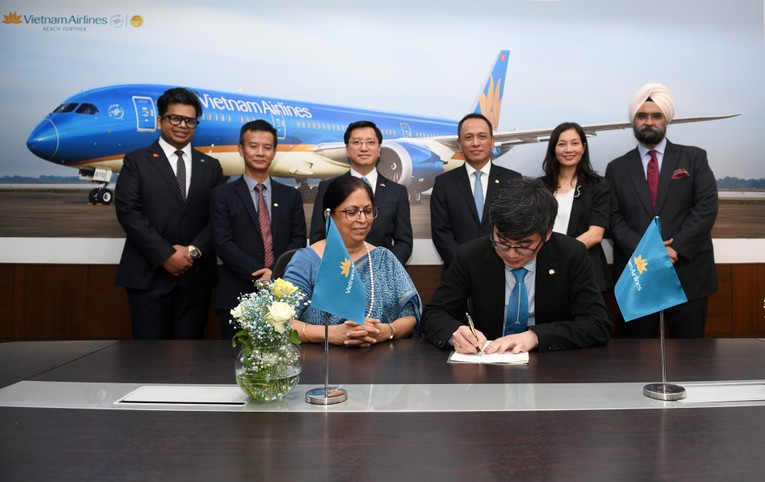 Các hãng hàng không, du lịch của Việt Nam và các hãng lữ hành của Ấn Độ cùng thực hiện nghi thức phát động điểm đến Việt Nam tại thủ đô New Delhi. Ảnh: VNA.