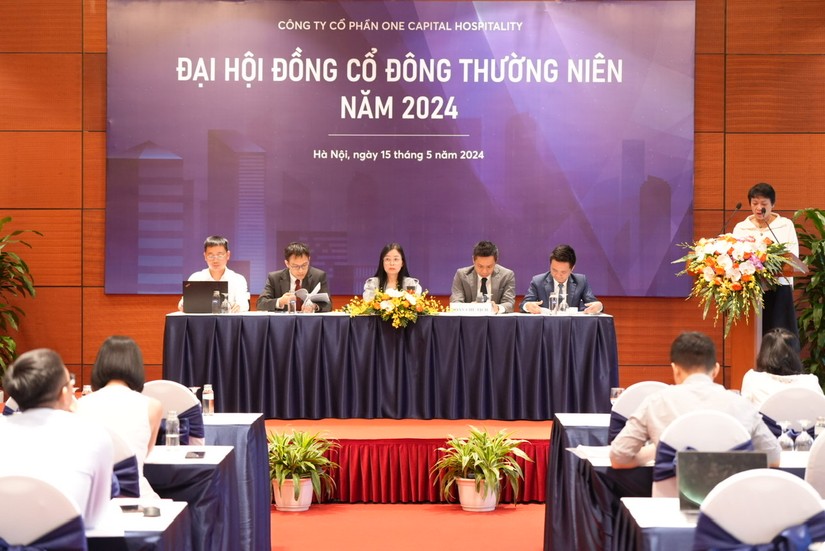 Chủ tịch HĐQT Nguyễn Thu Hằng (giữa) chủ trì ĐHĐCĐ thường niên năm 2024 của OCH. Ảnh: OCH