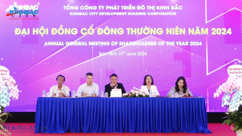 Chủ tịch HĐQT Đặng Thành Tâm (giữa) chủ trì đại hội. Ảnh chụp màn hình: Minh Phong - Mekong ASEAN