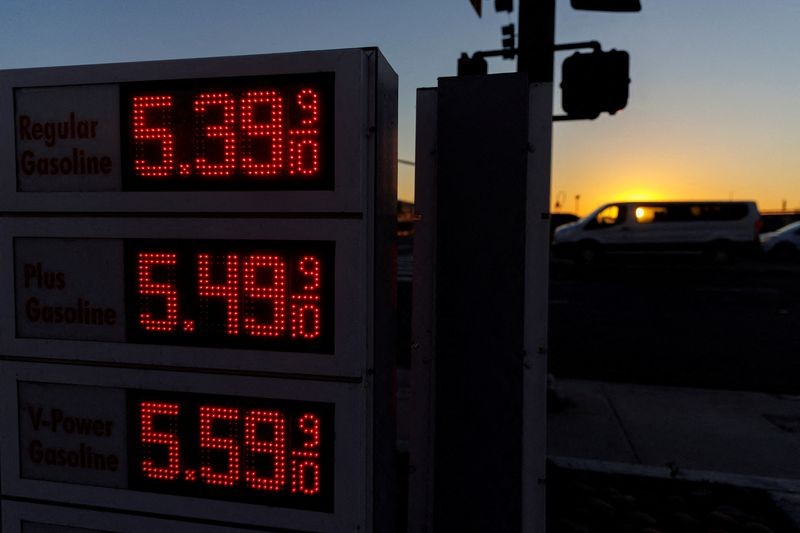 Giá xăng thành phẩm tại Mỹ cũng tăng mạnh do thiếu hụt nguồn cung. Nguồn: Reuters.