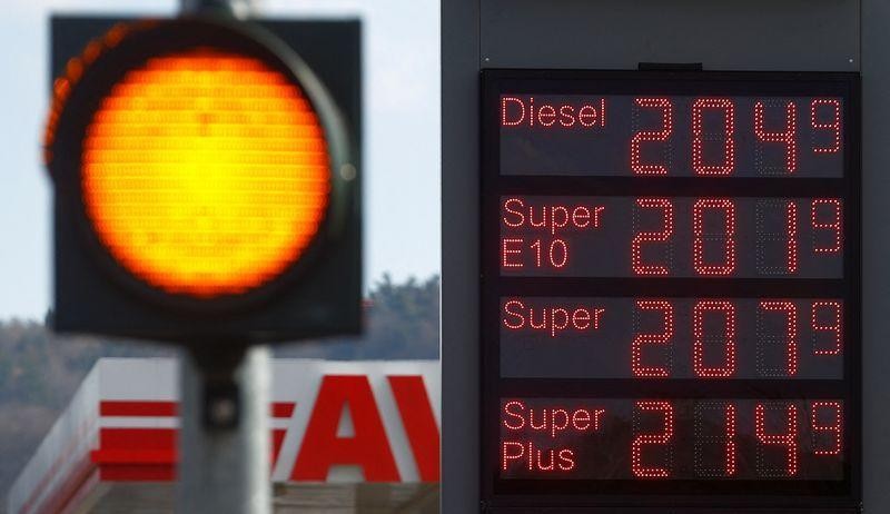 Màn hình hiển thị giá nhiên liệu mỗi lít tại một trạm xăng ở Ebersburg gần Fulda, Đức. Nguồn: Reuters.