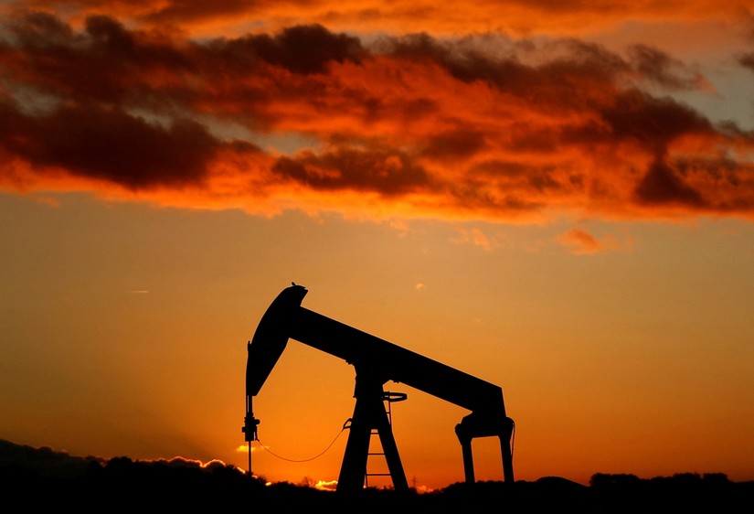 Giá dầu thô thế giới ngày 23/3 quay đầu giảm trước thông tin EU sẽ không áp lệnh cấm vận dầu Nga. Nguồn: Reuters.
