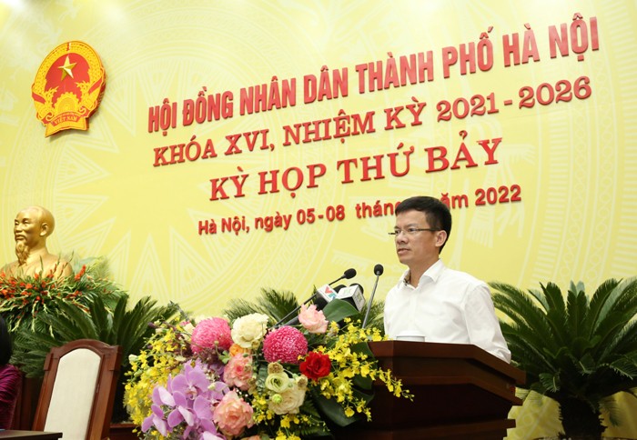 Giám đốc Sở Tài nguyên và Môi trường Hà Nội Bùi Duy Cường trình bày tờ trình tại Kỳ họp. Nguồn: Hanoi.gov.vn.