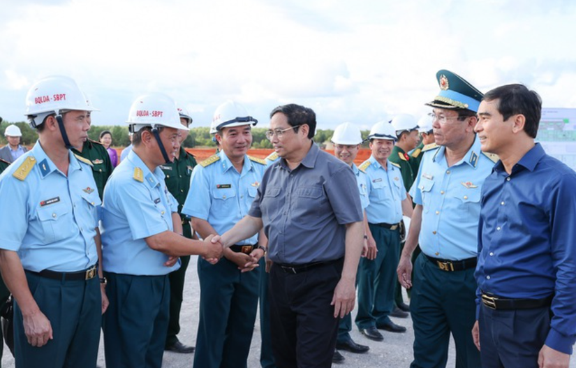 Thủ tướng kiểm tra, đôn đốc, tháo gỡ vướng mắc cho dự án sân bay Phan Thiết. Nguồn: VGP.