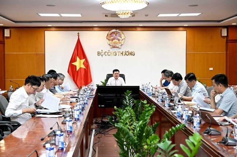 Bộ trưởng Bộ Công Thương Nguyễn Hồng Diên chủ trì phiên họp.