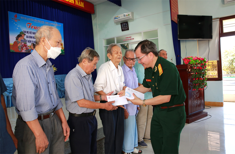 Thành viên HĐQT, Chủ tịch Hội Cựu chiến binh BSR Khương Lê Thành trao quà cho các gia đình chính sách, thương binh bệnh binh tại phường Trần Phú, TP Quảng Ngãi. Nguồn: BSR.