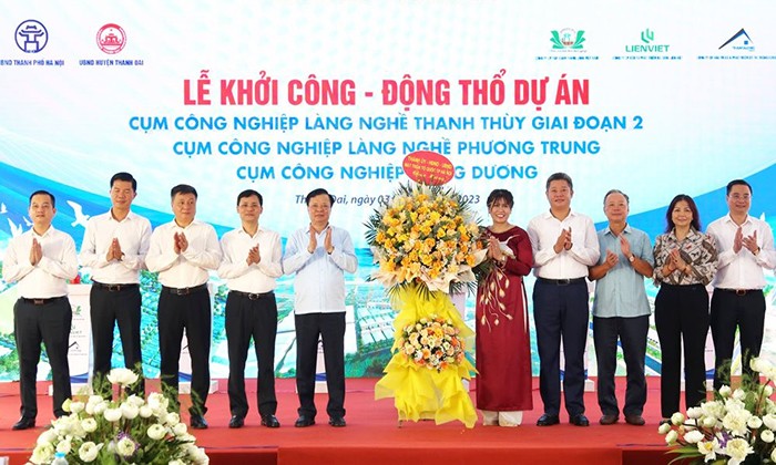 Bí thư Thành ủy Hà Nội Đinh Tiến Dũng và các đại biểu tặng hoa chúc mừng lễ khởi công dự án. Nguồn: Cổng thông tin điện tử TP Hà Nội.
