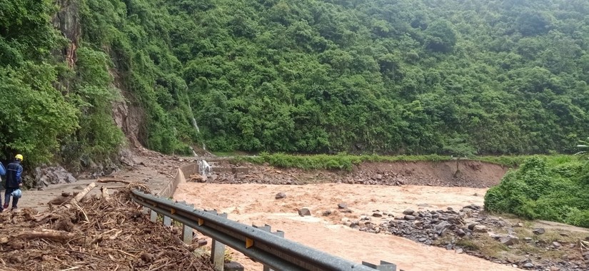 Đường vào Thủy điện Hồ Bốn (Mù Cang Chải, Yên Bái) bị cản trở do mưa lũ, sạt lở làm giao thông tê liệt. Nguồn: EVN. 
