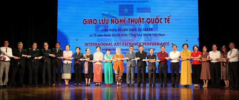 Các đại biểu tham dự chương trình. Nguồn: UBND TP Hà Nội.