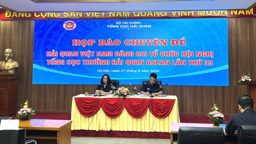 Bà Nguyễn Thị Việt Nga, Phó Vụ trưởng Vụ Hợp tác quốc tế, Tổng cục Hải quan chủ trì buổi họp báo. Nguồn: VGP. 