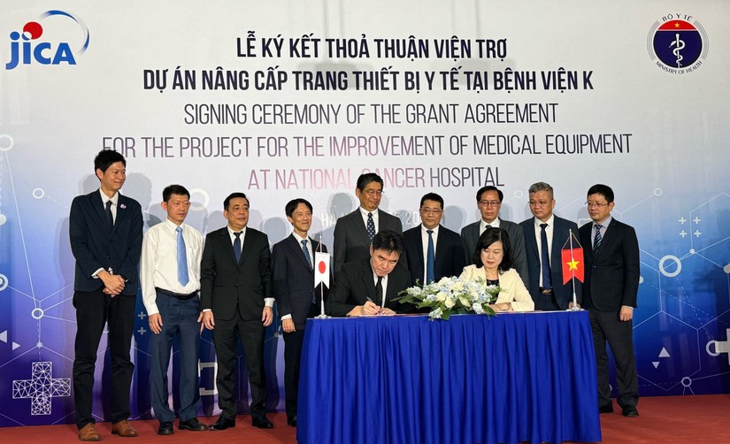 Bộ trưởng Y tế Đào Hồng Lan và Trưởng đại diện văn phòng JICA Việt Nam Sugano Yuichi ký Thỏa thuận viện trợ. Nguồn: JICA Việt Nam.