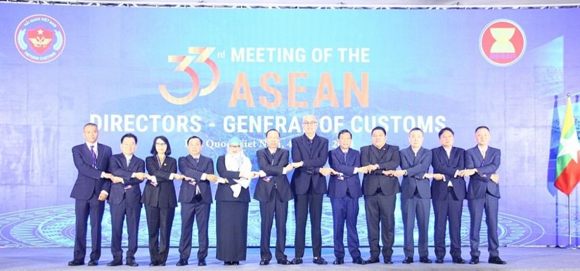 Đại diện Hải quan các nước ASEAN chụp ảnh lưu niệm cùng đại diện Ban Thư ký ASEAN. Nguồn: Hải Quan Online.
