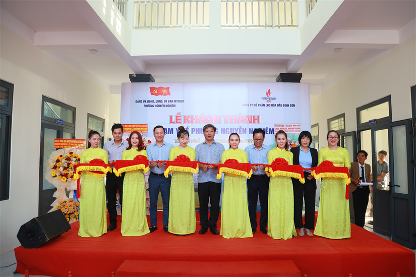 Các đại biểu thực hiện nghi thức cắt băng khánh thành công trình Trạm Y tế phường Nguyễn Nghiêm. Nguồn: BSR.