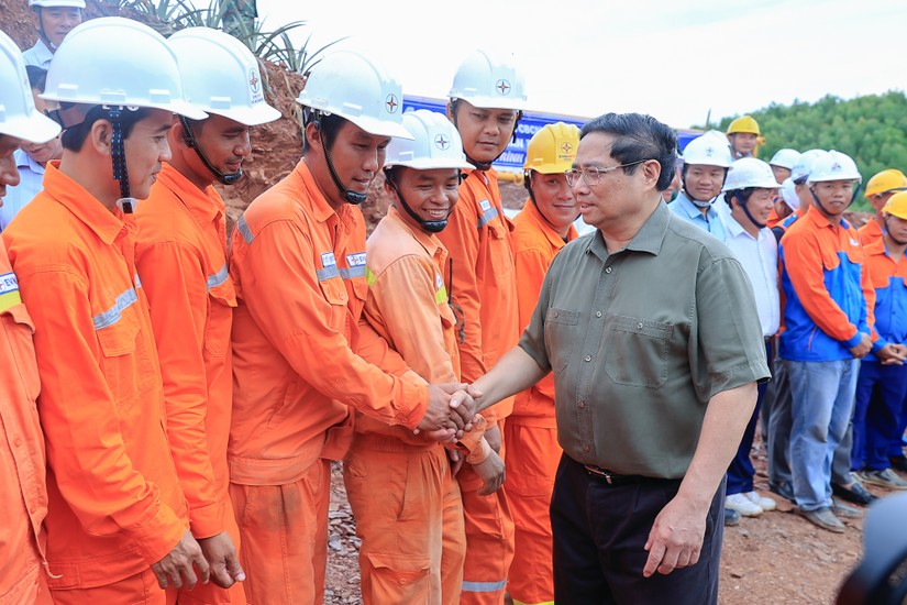 Thủ tướng Chính phủ Phạm Minh Chính đi kiểm tra hiện trường và thăm hỏi công nhân thi công dự án Đường dây tải điện 500 kV mạch 3. Nguồn: VGP.