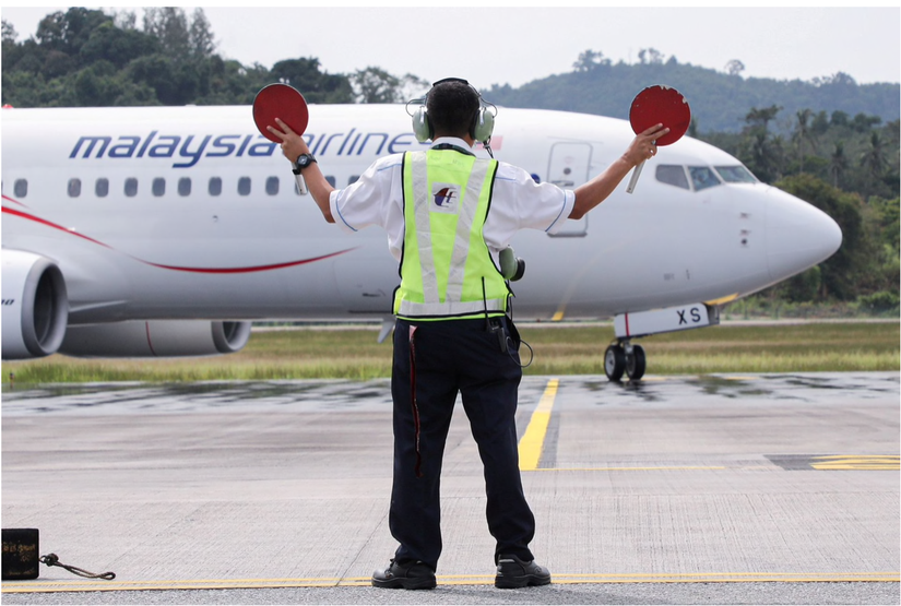 Máy bay của Malaysia Airlines đang chở nhóm khách đầu tiên tới Langkawi sau khi đảo này mở cửa trở lại với du khách trong nước. Ảnh: Reuters. 