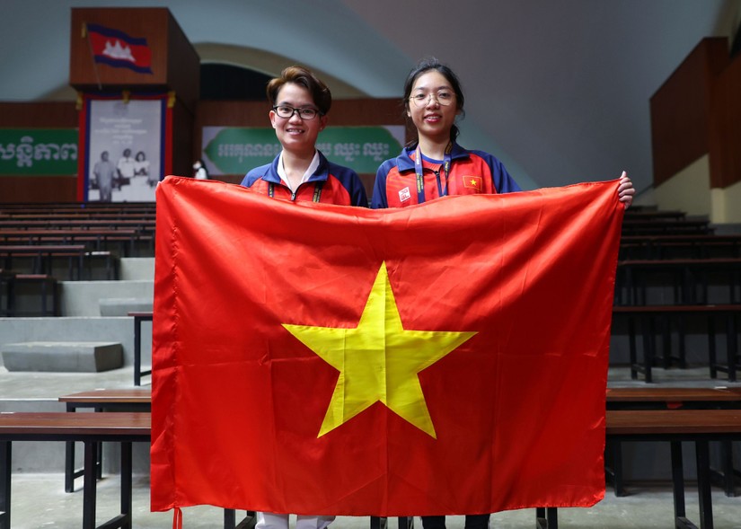 Hai nữ VĐV mang về tấm HCV đầu tiên cho Việt Nam tại SEA Games 32.