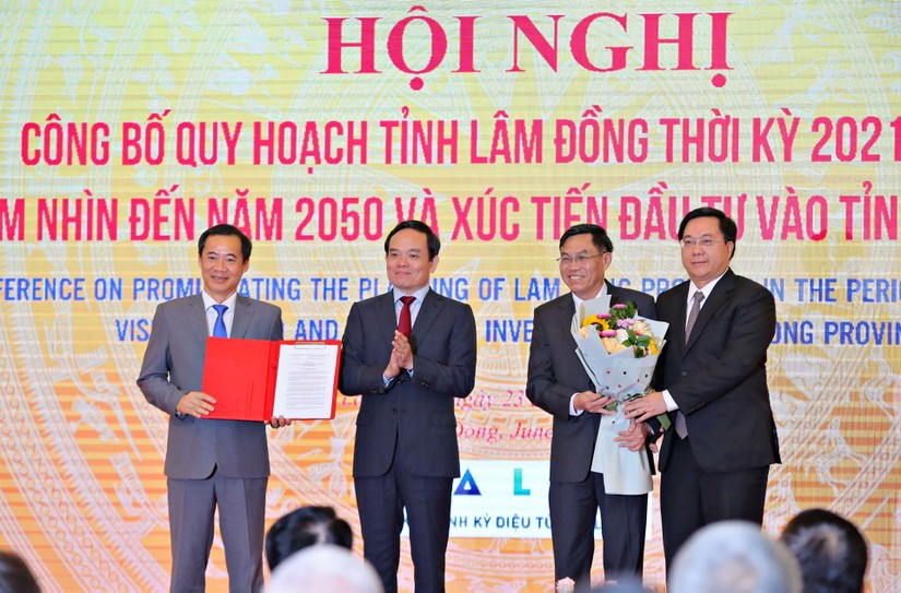 Phó Thủ tướng Chính phủ Trần Lưu Quang trao quyết định quy hoạch cho lãnh đạo tỉnh Lâm Đồng.