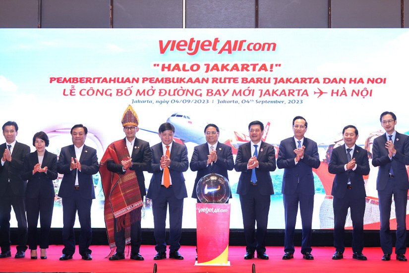 Thủ tướng Chính phủ Phạm Minh Chính cùng các đại biểu dự lễ công bố mở đường bay thẳng giữa Jakarta và Hà Nội của Vietjet. Ảnh: VGP