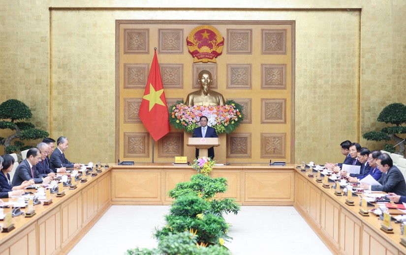 Thủ tướng Phạm Minh Chính chủ trì cuộc tọa đàm với các doanh nghiệp Trung Quốc tiêu biểu trong lĩnh vực phát triển kinh tế xanh, kinh tế số. Ảnh: VGP.