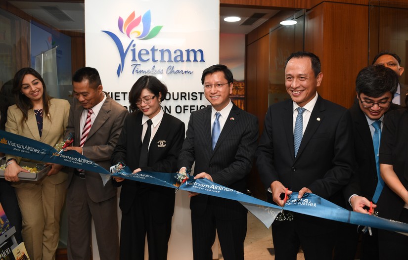 Đại sứ Việt Nam tại Ấn Độ Nguyễn Thanh Hải, Tổng giám đốc Vietnam Airlines Lê Hồng Hà và đại diện các đối tác cắt băng khai trương Trung tâm thông tin du lịch Việt Nam tại Ấn Độ. Ảnh: VNA.