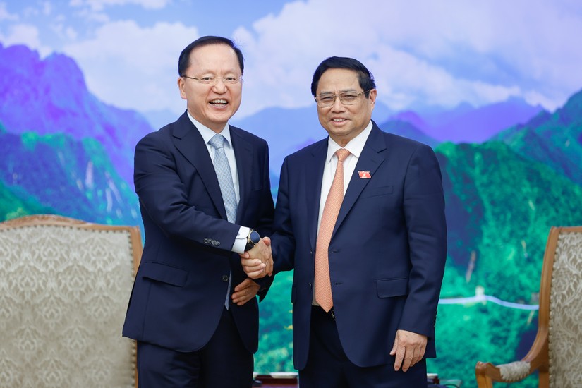 Thủ tướng Phạm Minh Chính tiếp Tổng giám đốc tài chính Samsung Park Hark Kyu. Ảnh: VGP. 
