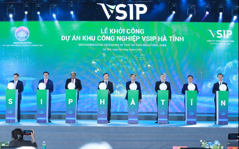 Phó Thủ tướng Trần Hồng Hà cùng các đại biểu nhấn nút khởi công dự án khu công nghiệp Bắc Thạch Hà (VSIP Hà Tĩnh). Ảnh: VGP.