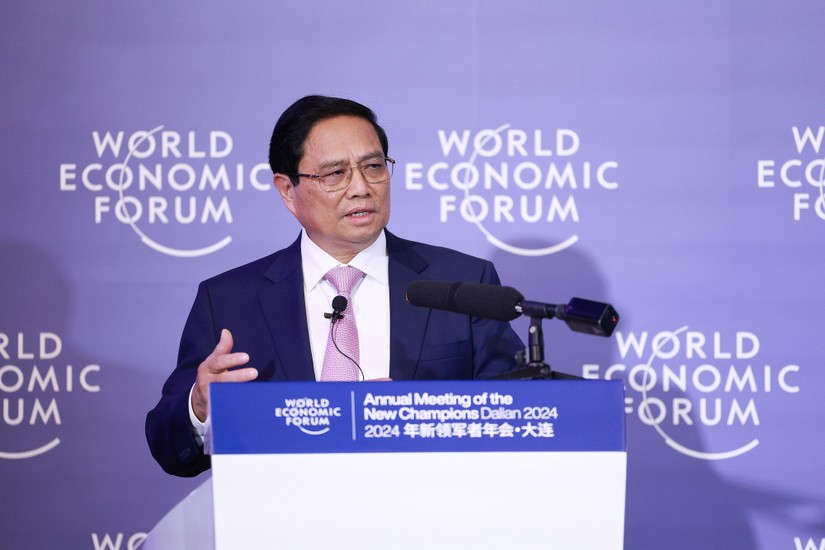 Thủ tướng Phạm Minh Chính phát biểu tại cuộc thảo luận trong khuôn khổ WEF Đại Liên 2024. Ảnh: VGP.