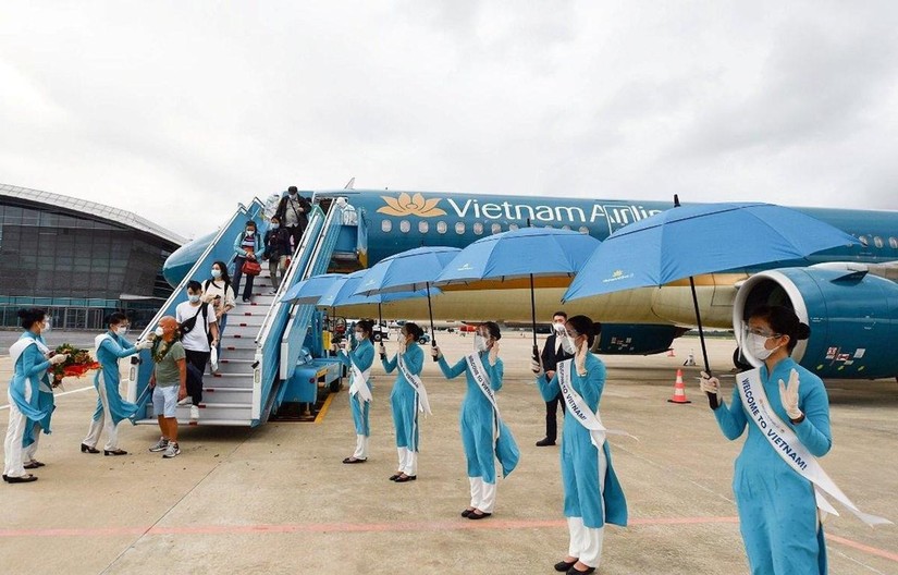 Chuyến bay VN417 của Vietnam Airlines chở các du khách quốc tế đến Việt Nam