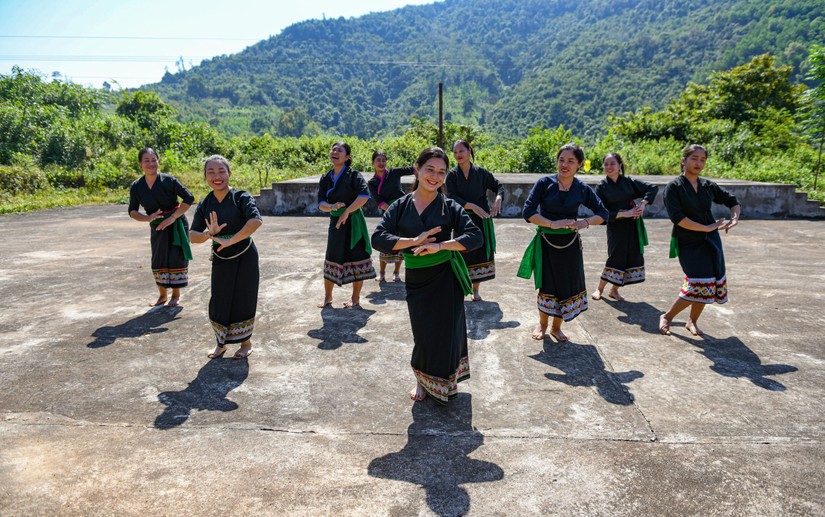 Dân tộc Ơ Đu là một trong 5 dân tộc ít người nhất của Việt Nam, cư trú ở huyện Tương Dương, tỉnh Nghệ An. Ảnh: Các thiếu nữ Ơ Đu