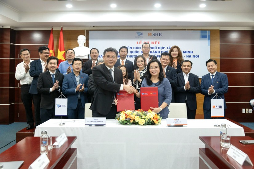 TS Ngô Thu Hà - Tổng Giám đốc SHB và PGS.TS Nguyễn Minh Tâm - Phó Giám đốc ĐHQG TP HCM trao thỏa thuận hợp tác.