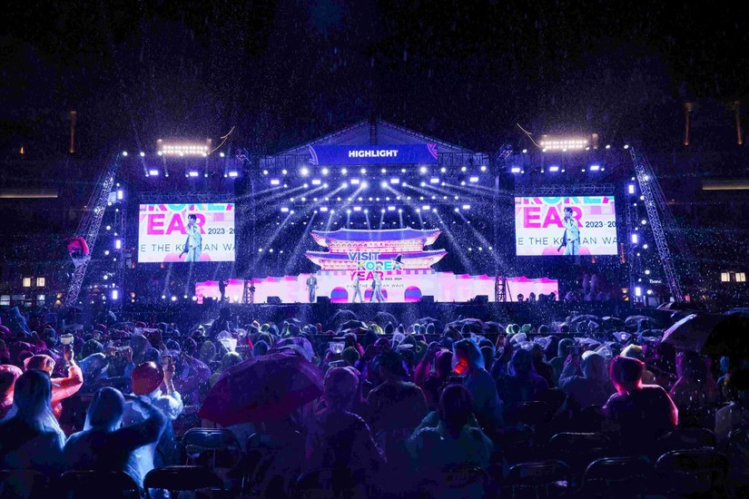 Khán giả cổ vũ hết mình cho nhóm nhạc Highlight tại Korea Travel Festa.