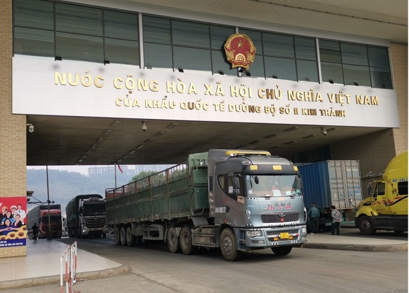 Cửa khẩu Lào Cai thông quan trở lại nông sản tươi sang Trung Quốc