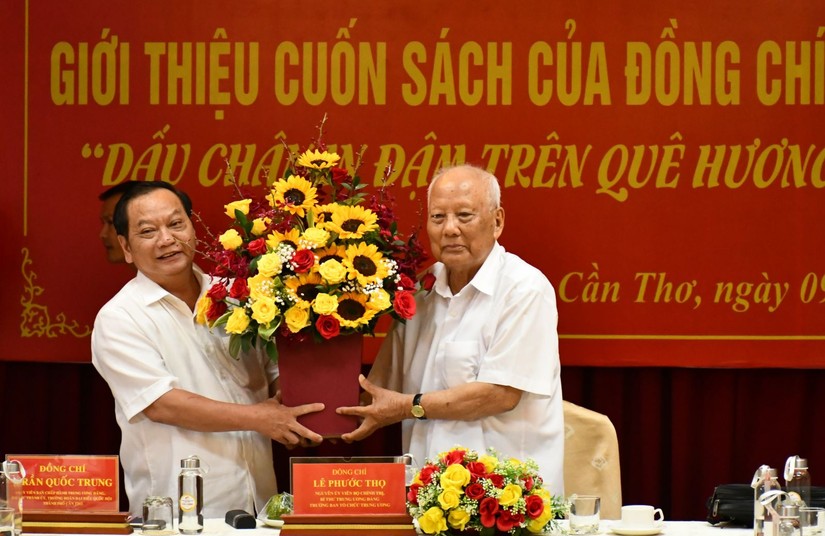 Ông Lê Phước Thọ (bên phải) nhận hoa chúc mừng của Bí thư Thành ủy Cần Thơ Trần Quốc Trung, nhân buổi lễ giới thiệu sách “Dấu chân in đậm trên quê hương, đất nước”, tháng 9/2020. Ảnh: Báo Cần Thơ