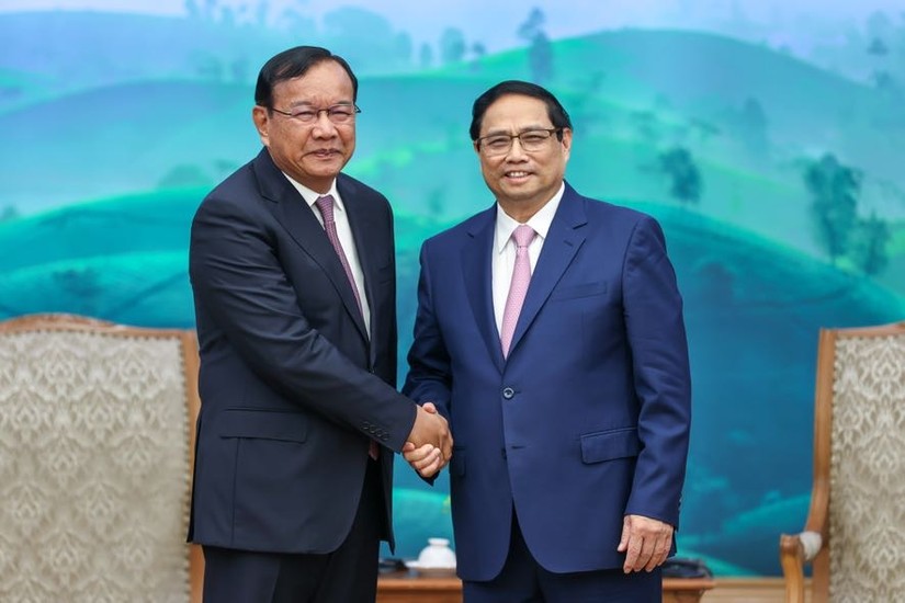 Thủ tướng Phạm Minh Chính và Trưởng Ban Đối ngoại Trung ương Đảng Nhân dân Campuchia (CPP) Prak Sokhonn. Ảnh: VGP