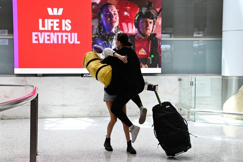 Du khách quốc tế đã tiêm đủ vaccine Covid-19 được đến Sân bay Sydney từ ngày 1/11/2021. Ảnh: Reuters