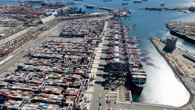 Những thùng container bị mắc kẹt tại cảng cho thấy sự trầm trọng của cuộc khủng hoảng chuỗi cung ứng toàn cầu. Ảnh minh họa: Reuters